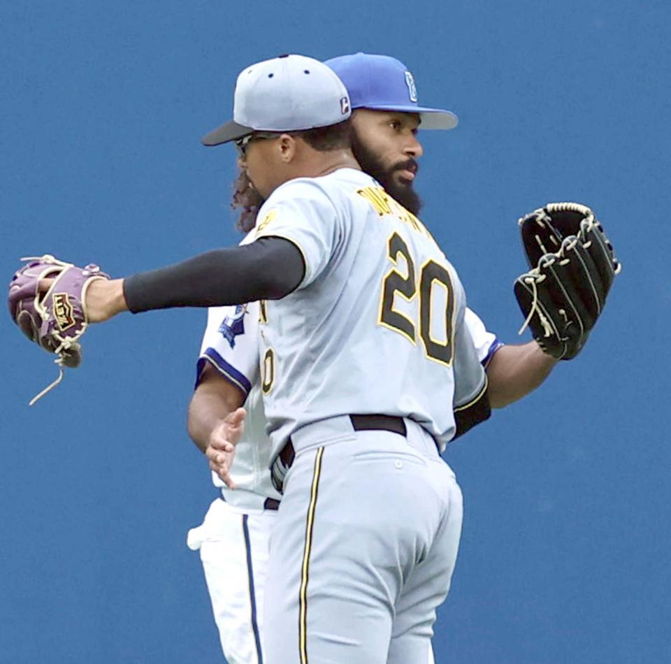 　試合前、外野でキャッチボールをするデュプランティエとジャクソンは抱き合って健闘をたたえ合う＝５月