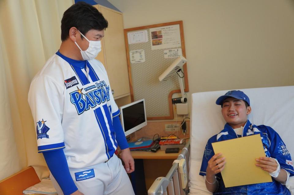 　子どもと交流する山崎（球団提供）