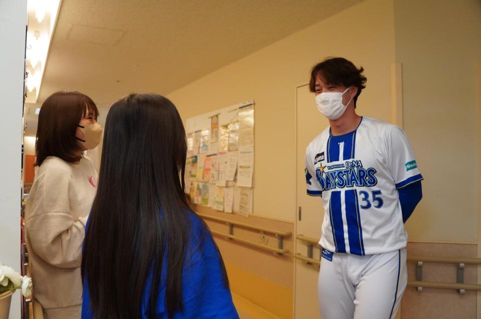 　子どもたちと交流する橋本（球団提供）