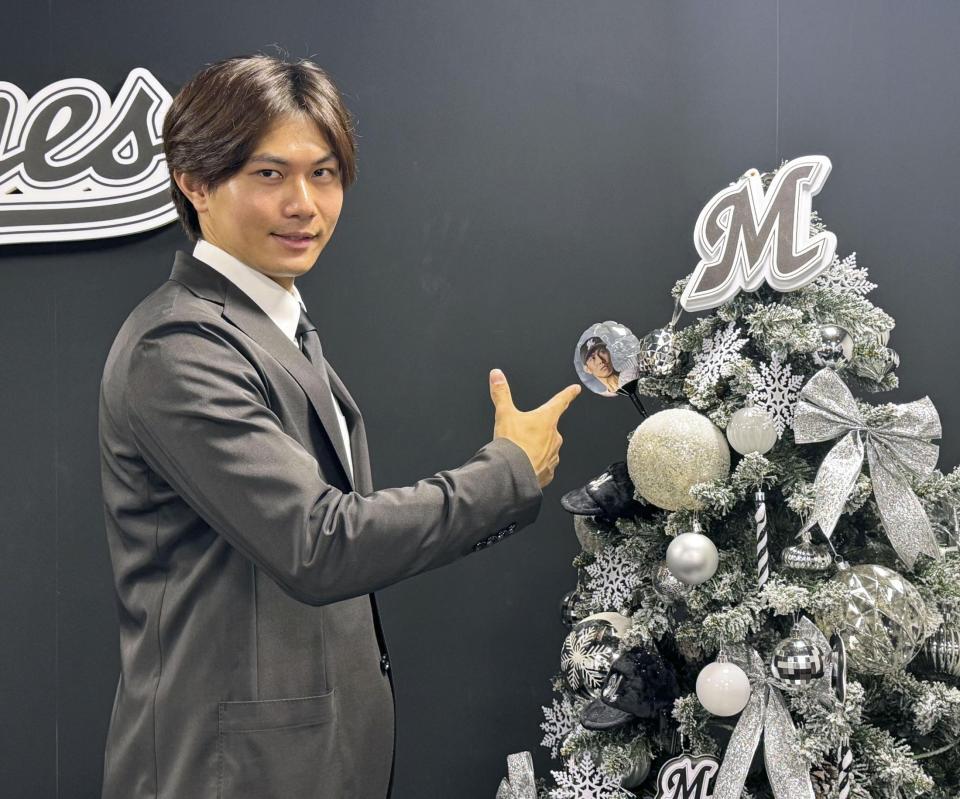 　契約更改交渉後、写真撮影に応じるロッテの藤原