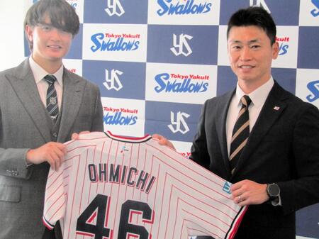 　現役ドラフトで広島からヤクルトに移籍した大道。右は青木ＧＭ特別補佐
