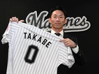 　来季から背番号０のユニホームを着用する高部（撮影・佐藤厚）