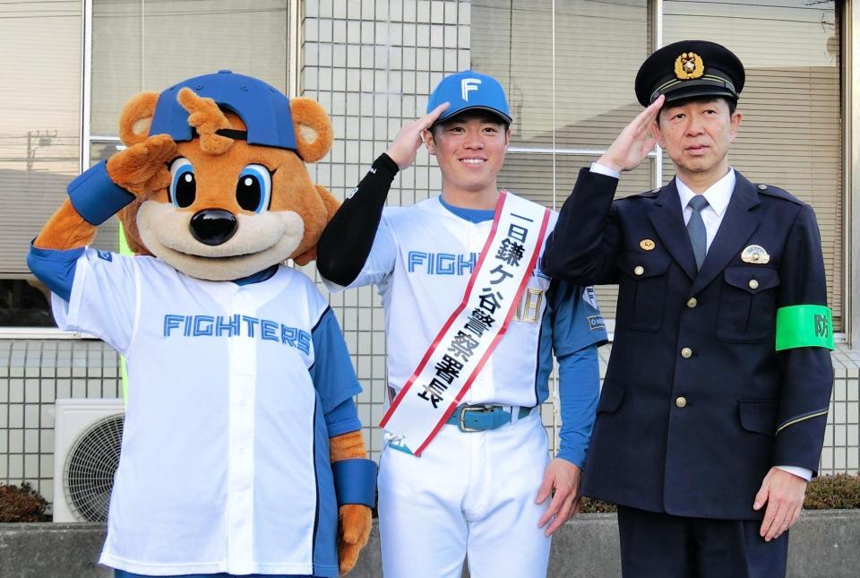 　鎌ケ谷警察署の一日署長を務め、敬礼をする梅林（中央）