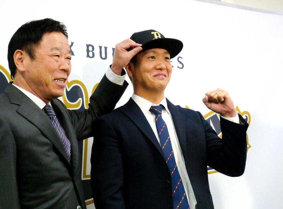 　福良ＧＭ（左）と記念写真に納まる平沼（撮影・折原良輔）