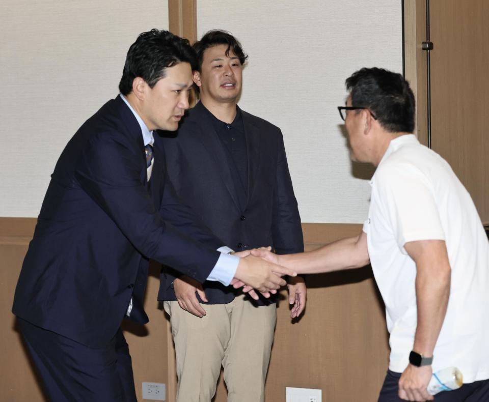 　名球会総会に出席した田中（左）と浅村（中央）＝撮影・田中太一