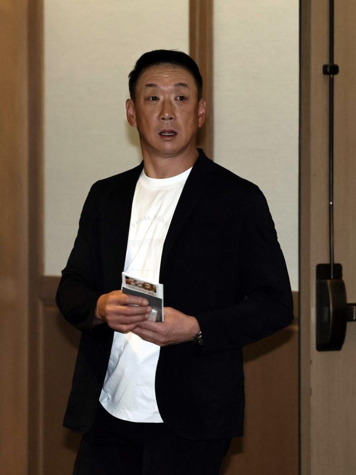 　名球会総会の会場を出る金本知憲氏（撮影・田中太一）