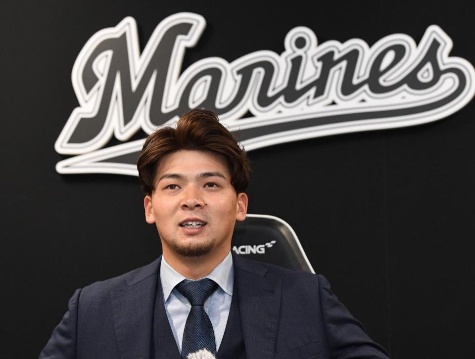 　新天地での意気込みを語る井上（撮影・佐藤厚）