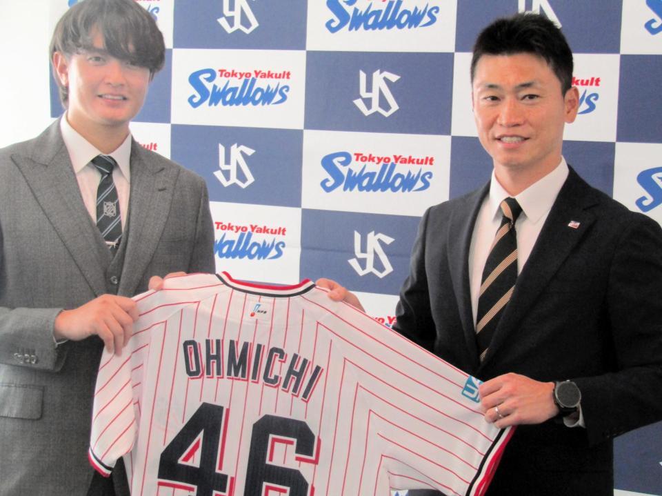 　現役ドラフトで広島からヤクルトに移籍した大道。右は青木ＧＭ特別補佐