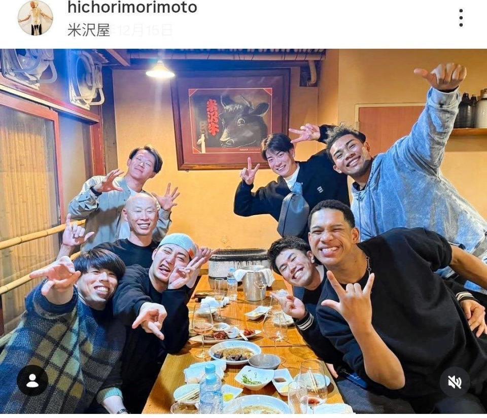 　２０２４年の外野手会でも矢沢の手が。森本コーチのインスタグラム（ｈｉｃｈｏｒｉｍｏｒｉｍｏｔｏ）より