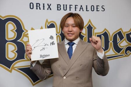 　契約更改を終え、会見する宮城（撮影・坂部計介）