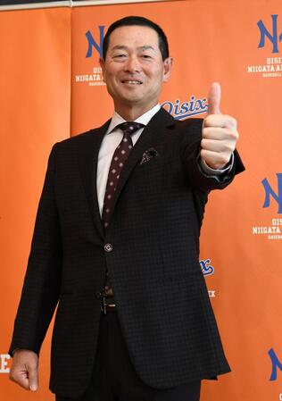 　笑顔で写真撮影に応じる桑田ＣＢＯ（撮影・佐藤厚）