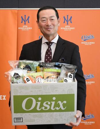 　就任記念で贈られた１８品のおためしセットを手に笑顔を見せる桑田ＣＢＯ（撮影・佐藤厚）