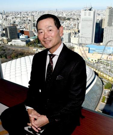 　４２階からの風景をバックに笑顔を見せる桑田ＣＢＯ（撮影・佐藤厚）