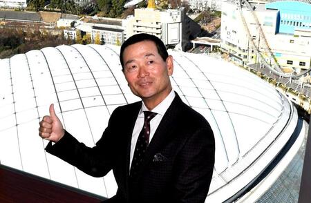 　東京ドームをバックに笑顔を見せる桑田ＣＢＯ（撮影・佐藤厚）