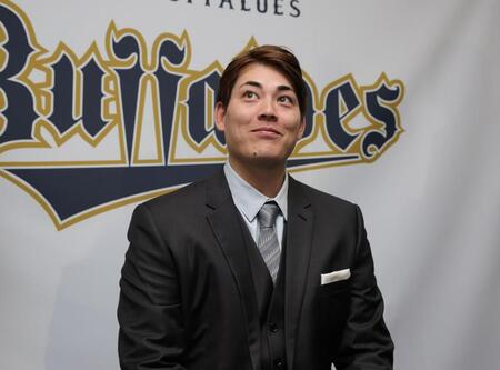 　契約更改を終え、笑顔で会見する九里（撮影・坂部計介）