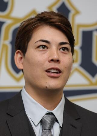 　契約更改を終え、会見する九里（撮影・坂部計介）