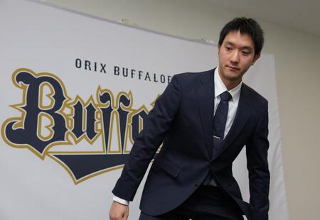 　会見を終え、席を立つ田嶋（撮影・坂部計介）