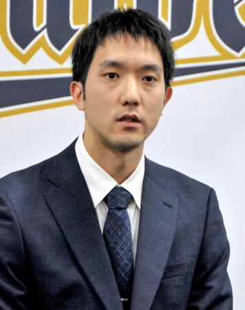 　契約更改を終え、取材に応じる田嶋