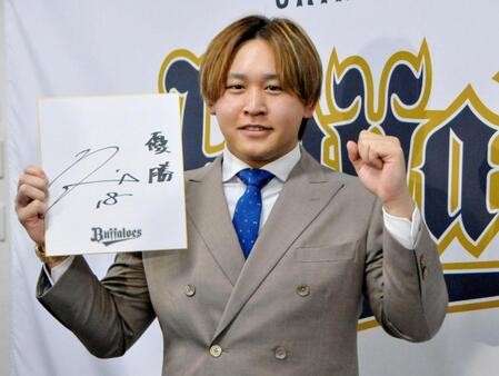 　契約更改を終え、来季の目標を書いた色紙を手にポーズをとる宮城