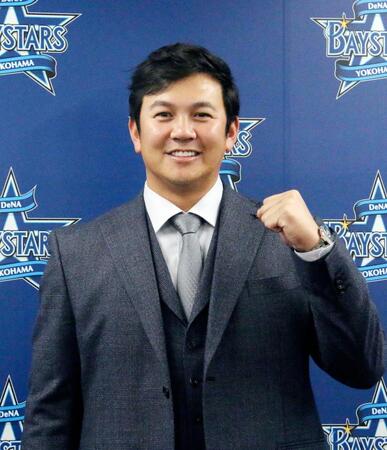 　契約更改交渉を終え、ガッツポーズする山崎