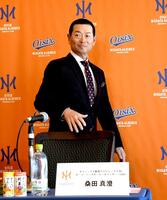 　会見場に入る桑田ＣＢＯ（撮影・佐藤厚）