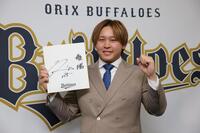 　契約更改を終え、会見する宮城（撮影・坂部計介）