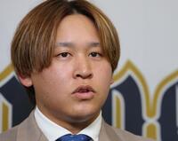 　契約更改を終え、会見する宮城（撮影・坂部計介）