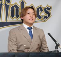 　契約更改を終え、会見する宮城（撮影・坂部計介）