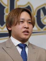 　契約更改を終え、会見する宮城（撮影・坂部計介）