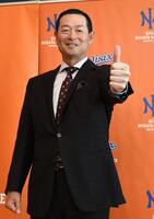 　笑顔で写真撮影に応じる桑田ＣＢＯ（撮影・佐藤厚）