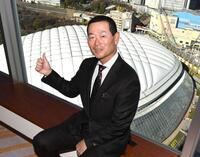 　東京ドームをバックに笑顔を見せる桑田ＣＢＯ（撮影・佐藤厚）