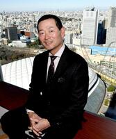 　４２階からの風景をバックに笑顔を見せる桑田ＣＢＯ（撮影・佐藤厚）