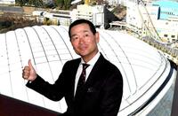 　東京ドームをバックに笑顔を見せる桑田ＣＢＯ（撮影・佐藤厚）