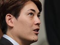 　契約更改を終え、会見する九里（撮影・坂部計介）