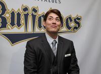 　契約更改を終え、笑顔で会見する九里（撮影・坂部計介）