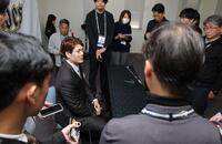 　契約更改を終え、会見する九里（撮影・坂部計介）