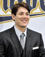 　契約更改を終え、取材に応じる九里