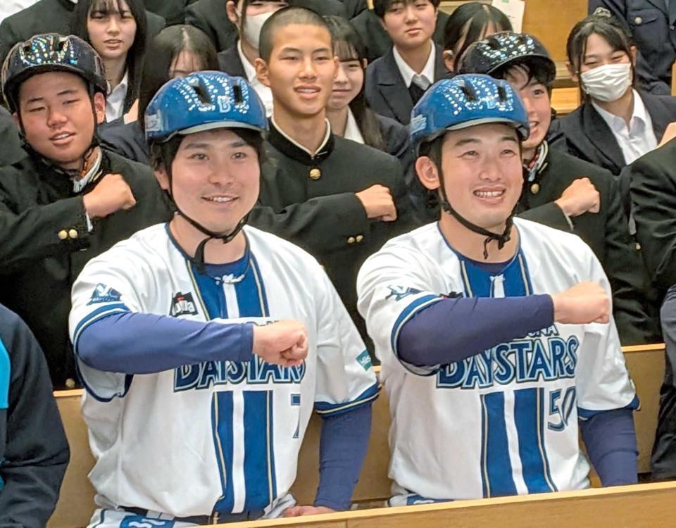　高校生と「デスターシャ」ポーズを決める佐野（左）と山本（撮影・福岡香奈）