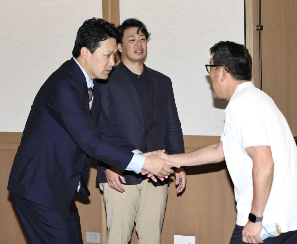 　名球会総会に出席した田中将（左）と浅村