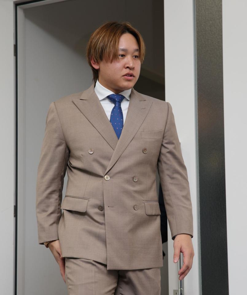 　契約更改を終え、会見に臨む宮城（撮影・坂部計介）