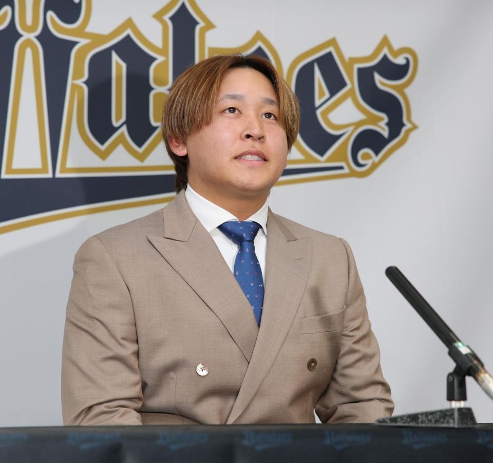 　契約更改を終え、会見する宮城（撮影・坂部計介）