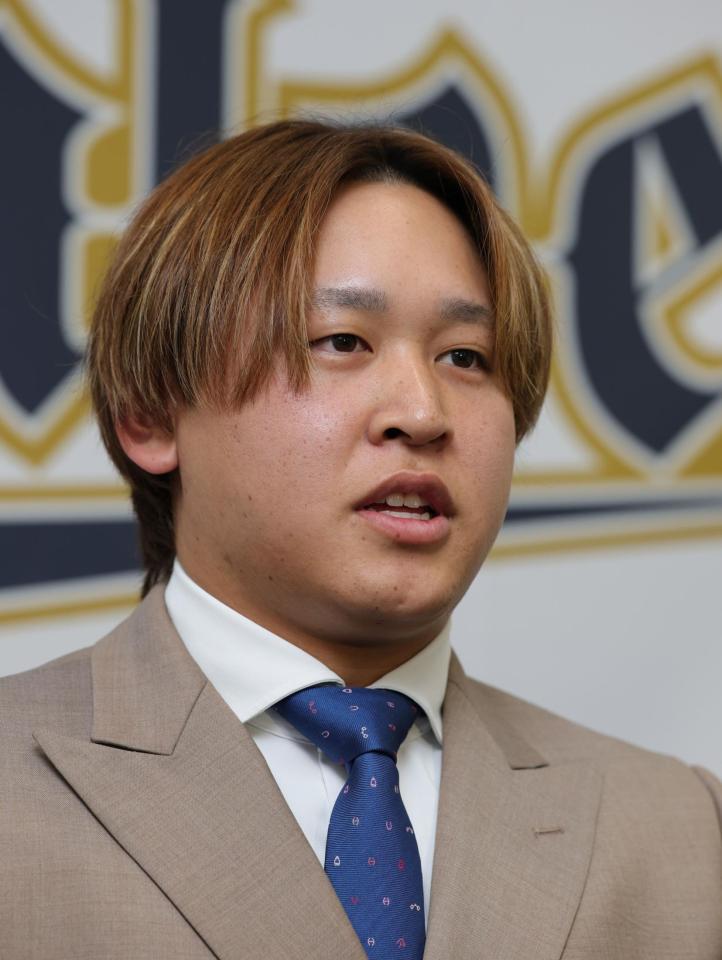 　契約更改を終え、会見する宮城（撮影・坂部計介）