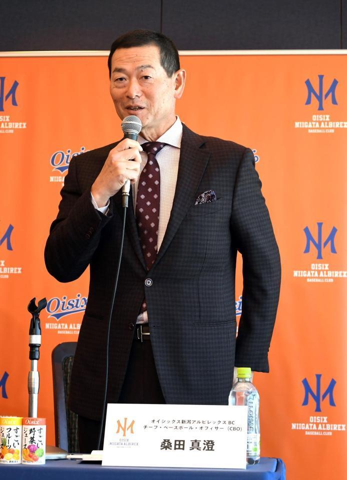 　就任のあいさつをする桑田ＣＢＯ（撮影・佐藤厚）