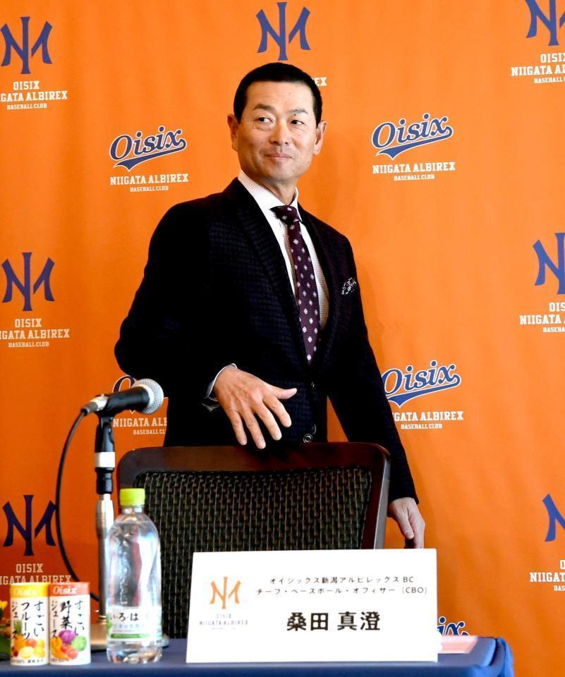 　会見場に入る桑田ＣＢＯ（撮影・佐藤厚）