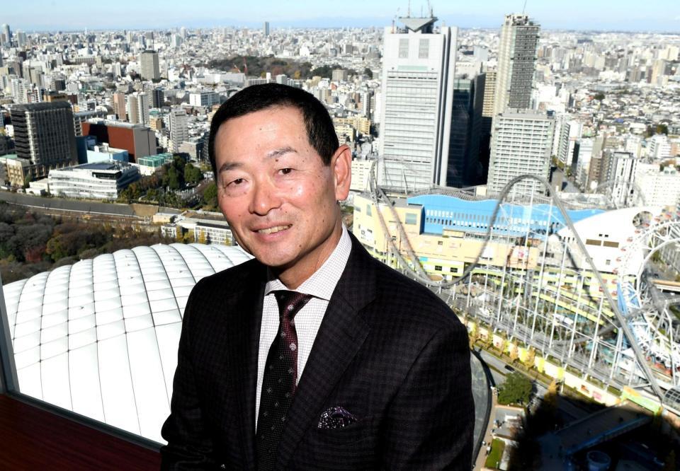 　４２階からの風景をバックに笑顔を見せる桑田ＣＢＯ（撮影・佐藤厚）