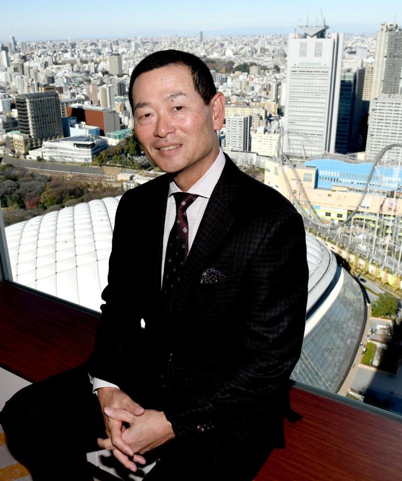 　４２階からの風景をバックに笑顔を見せる桑田ＣＢＯ（撮影・佐藤厚）