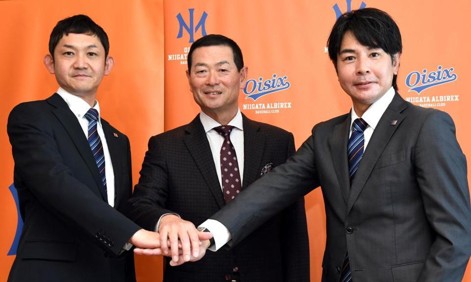 　新潟プロ野球団・池田拓史社長（左）、武田監督（右）と手を合わせる桑田ＣＢＯ（撮影・佐藤厚）