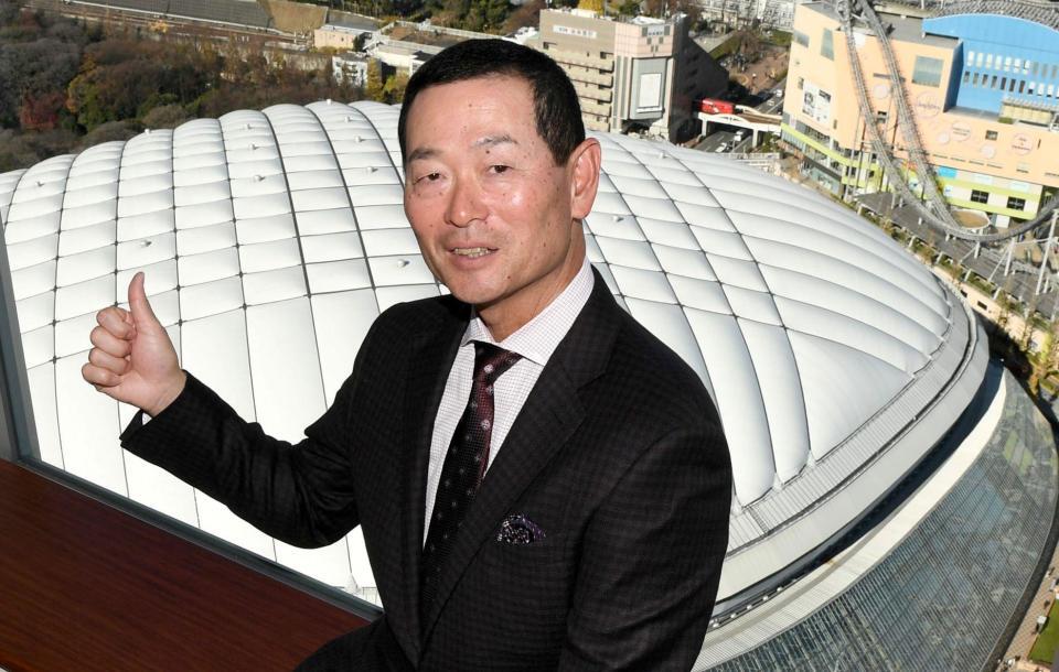 　東京ドームをバックに笑顔を見せる桑田ＣＢＯ（撮影・佐藤厚）