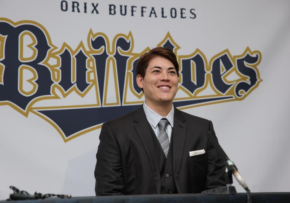 　契約更改を終え、会見する九里（撮影・坂部計介）