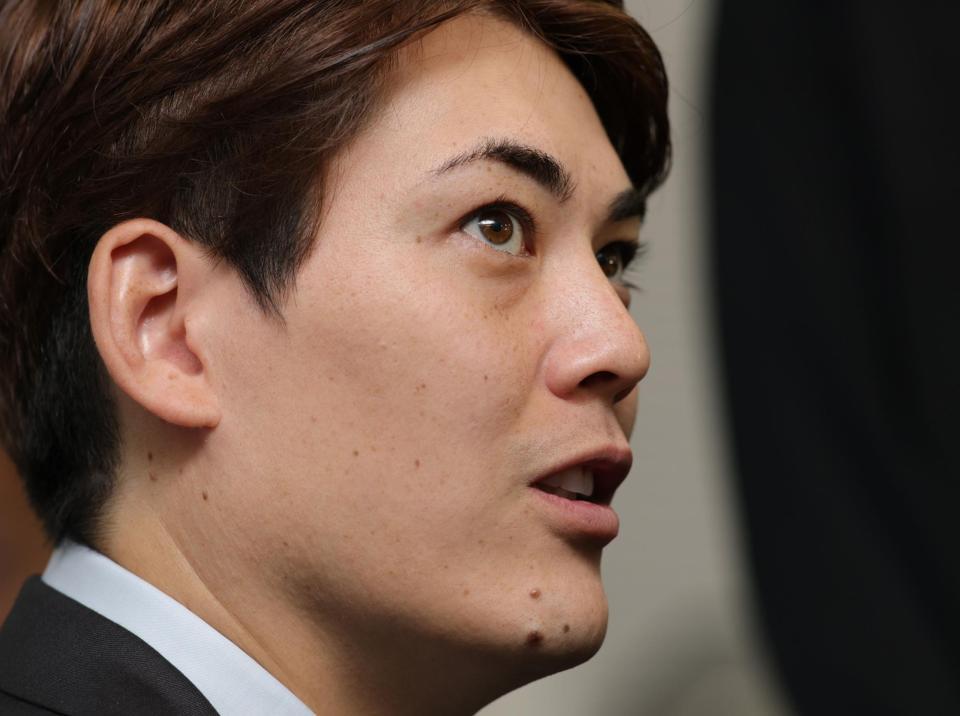 　契約更改を終え、会見する九里（撮影・坂部計介）